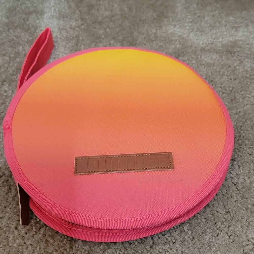 **SOLD** NEW SunnyLife Picnic Set - Picture 2 of 3